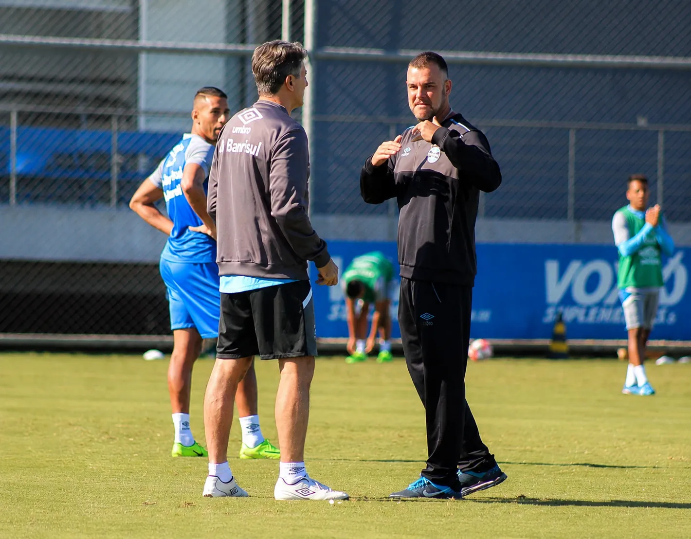 Gabardo Júnior orientando atletas no treino