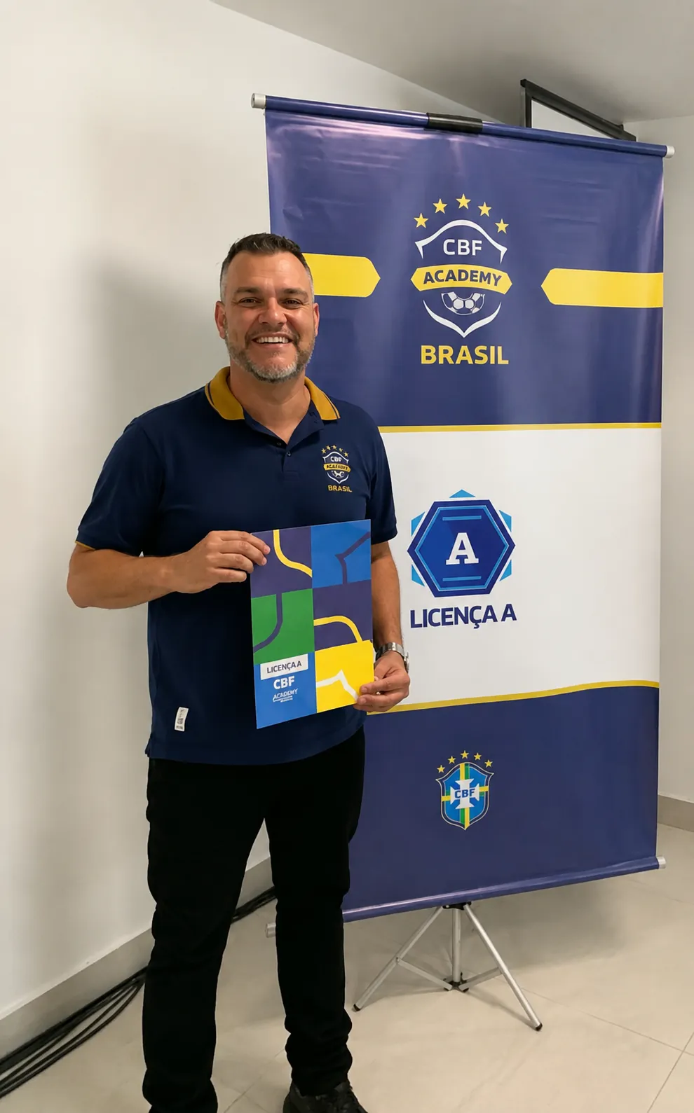 Gabardo Júnior com o certificado da Licença A CBF