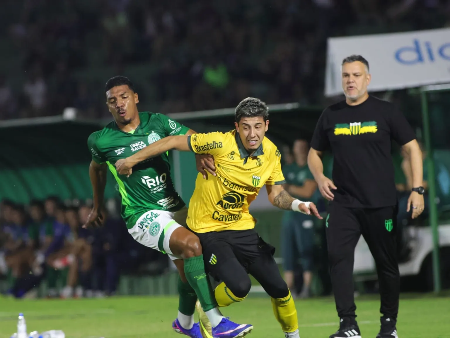 Gabardo Júnior acompanhando o lance à beira do campo