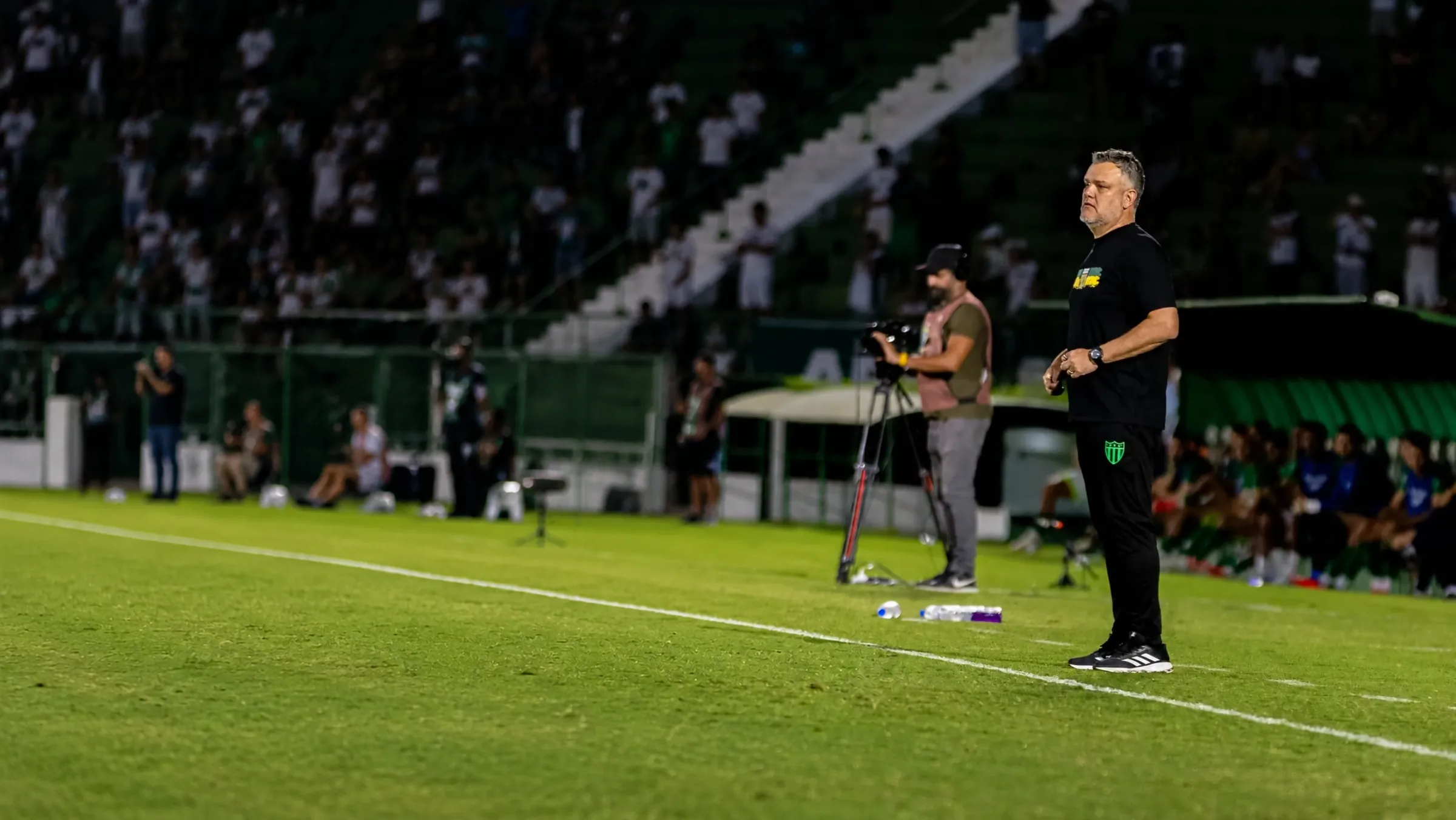 Gabardo Júnior à beira do campo