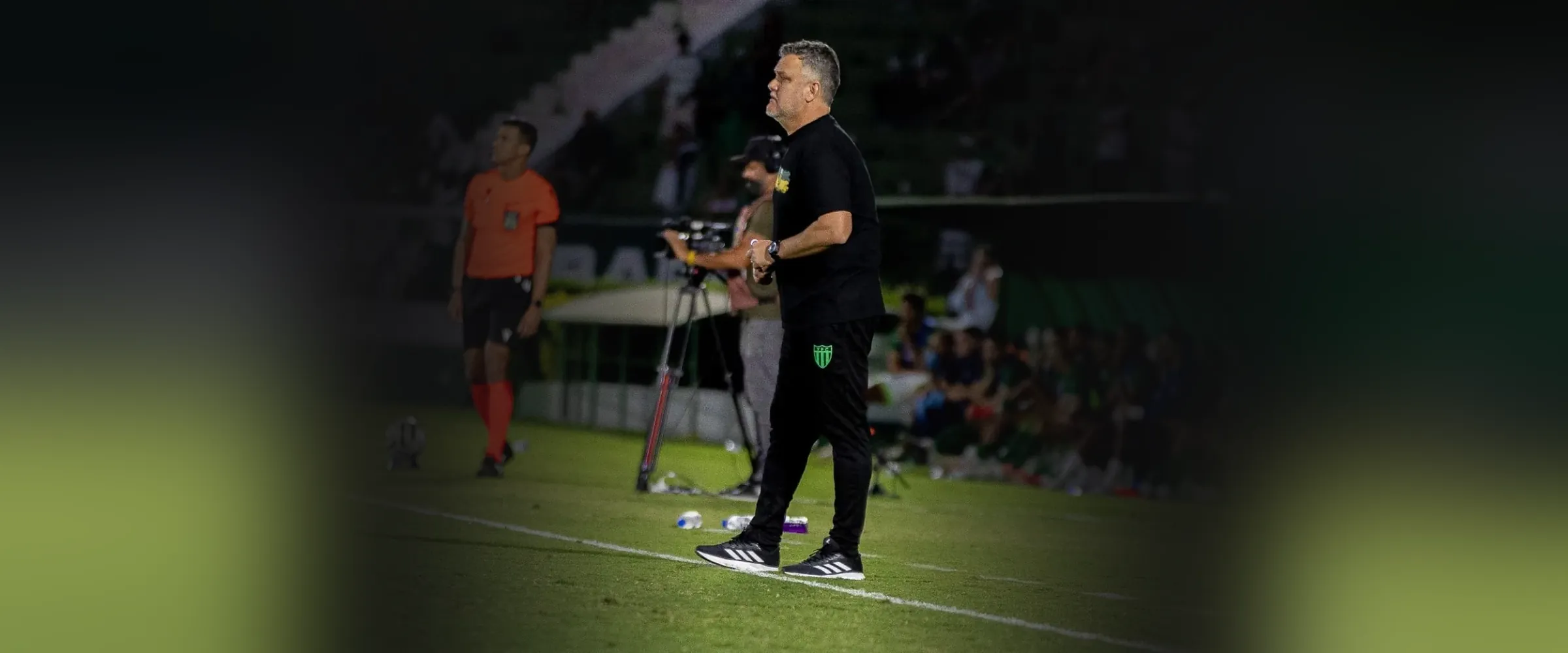 Gabardo Júnior acompanhando uma partida à beira do campo